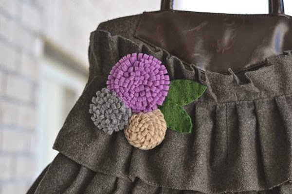 Bolso decorado con flor de fieltro