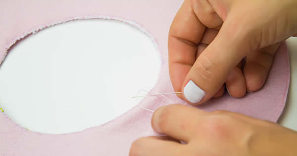 cómo coser fieltro a mano paso a paso