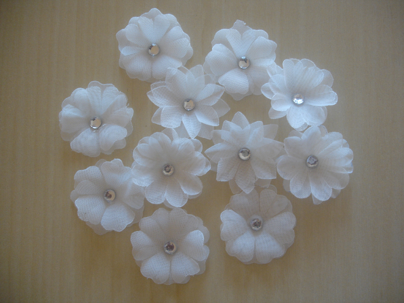 flor con tela blanca