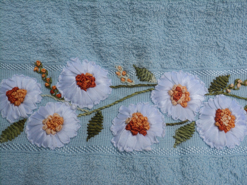 bordado con cintas de flores