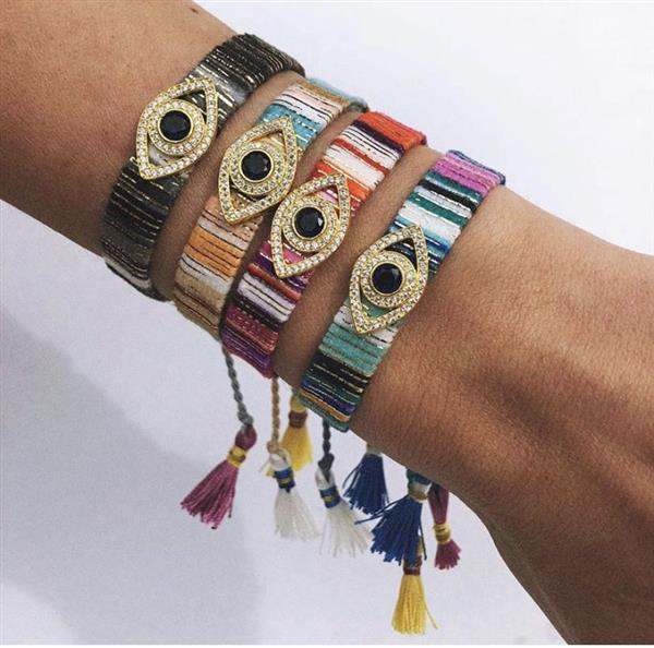 pulsera con pulsera y pedrería