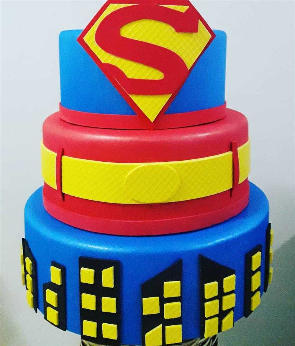 super man eva pastel falso