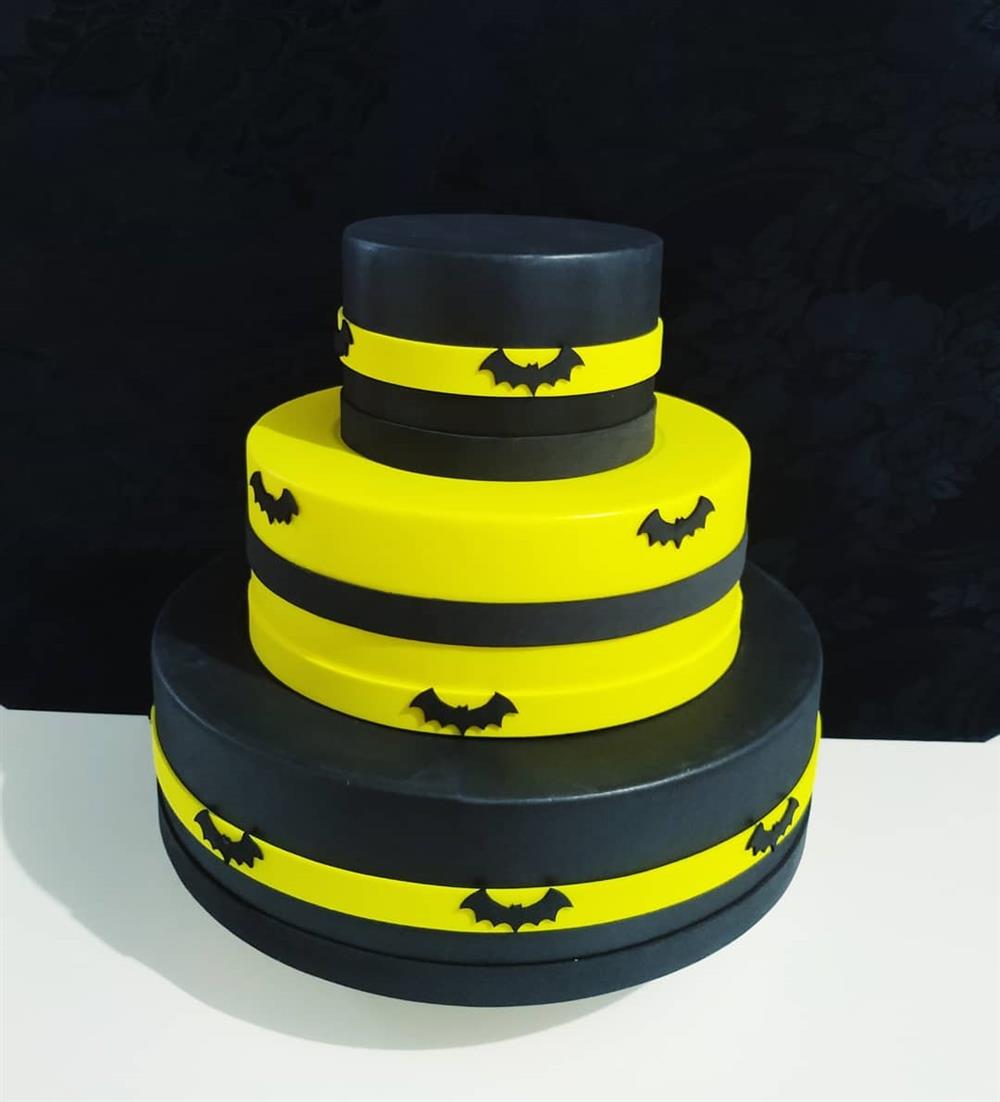 pastel falso negro y amarillo de batman