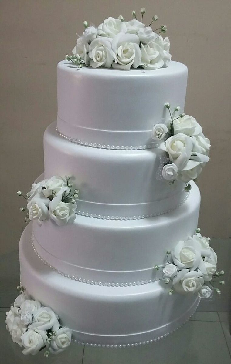 pastel blanco con flores