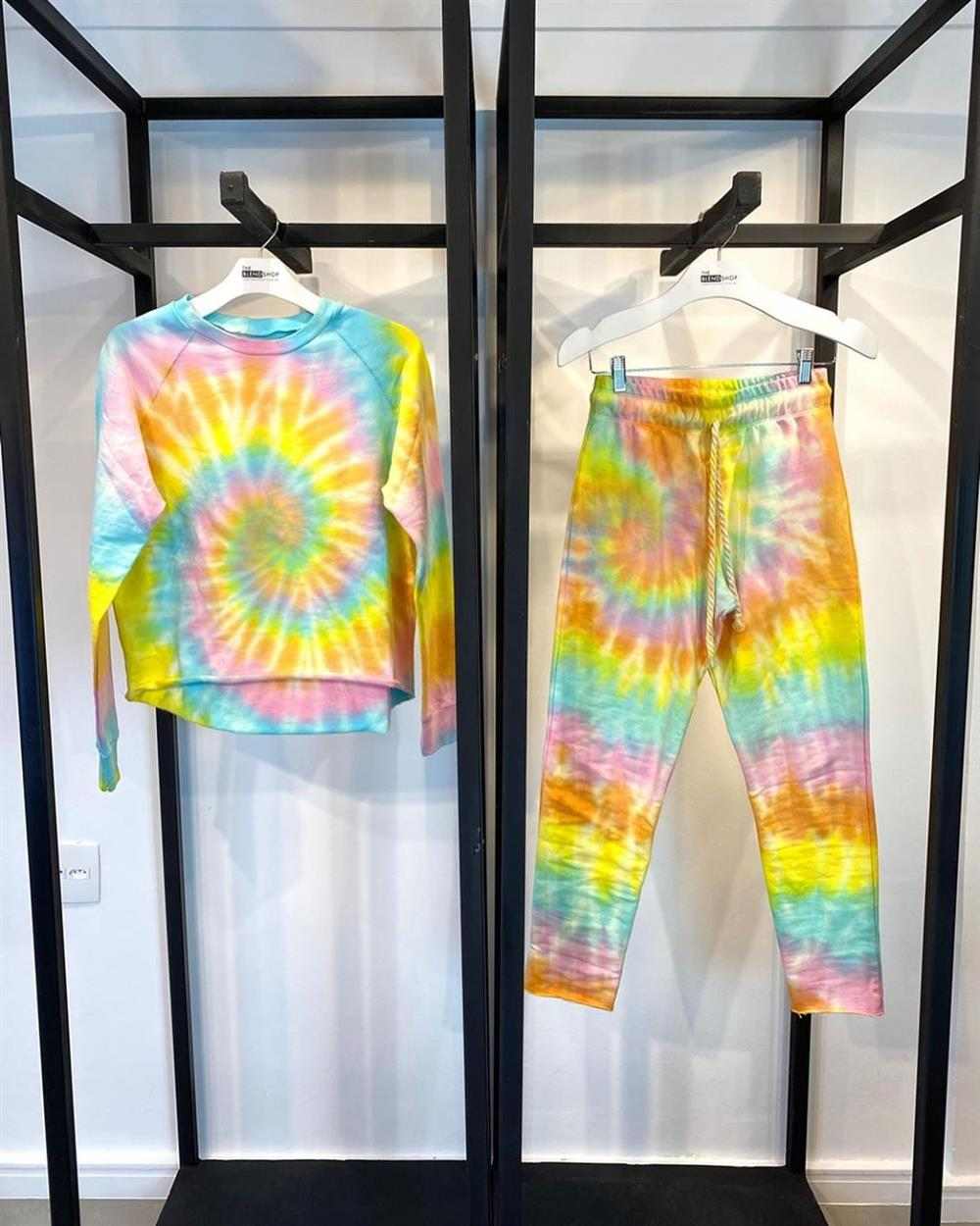 pantalones tie dye con blusa a juego