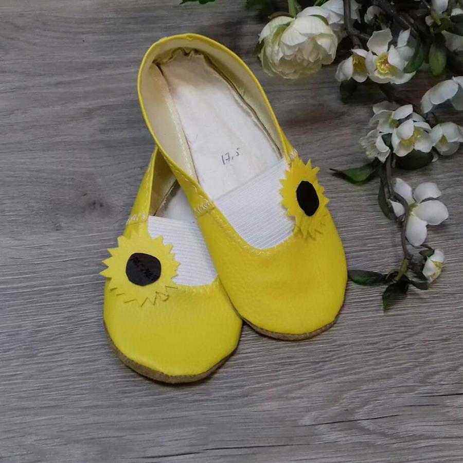 zapatilla amarilla con girasol