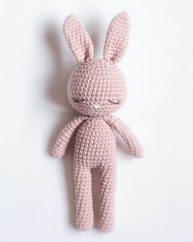 conejo de crochet rosa