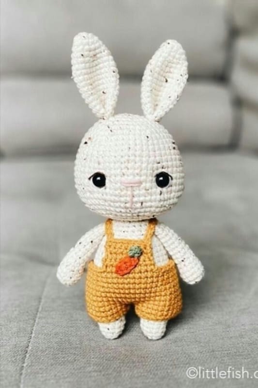 conejo amigurumi con ropa