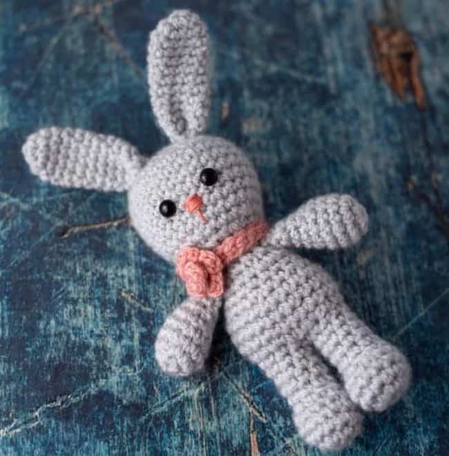 mini conejo de crochet gris