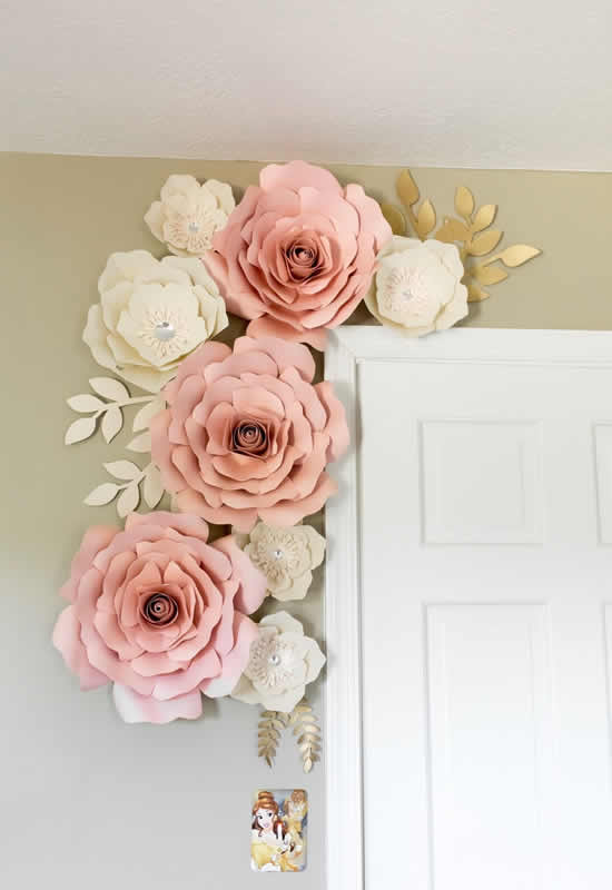 Hermosas flores de papel para decoración.