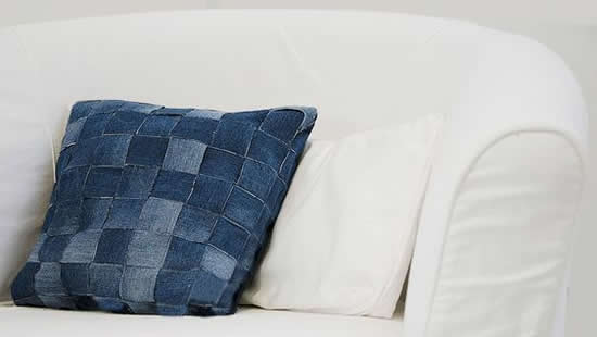 Hermosa almohada con jeans