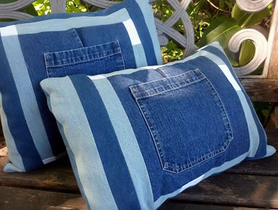 Hermosa almohada con jeans