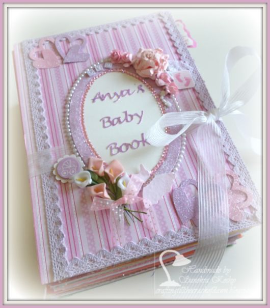 Scrapbook de bebé con flores