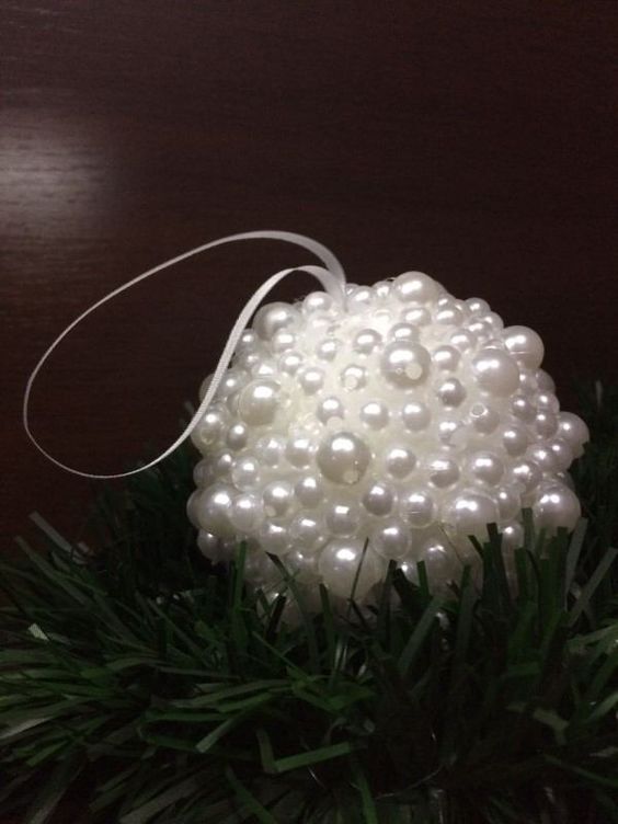 Bola navideña con bolas de poliestireno y perlas