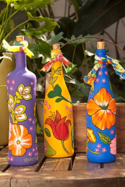 Botellas pintadas con flores.