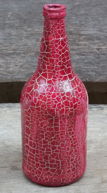 botella roja decorada