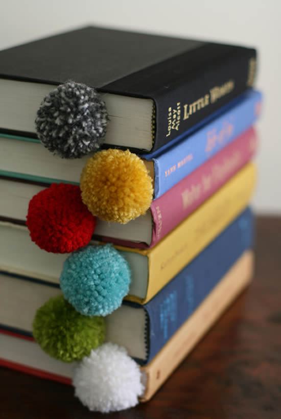 Pompones de colores para decorar y marcar libros