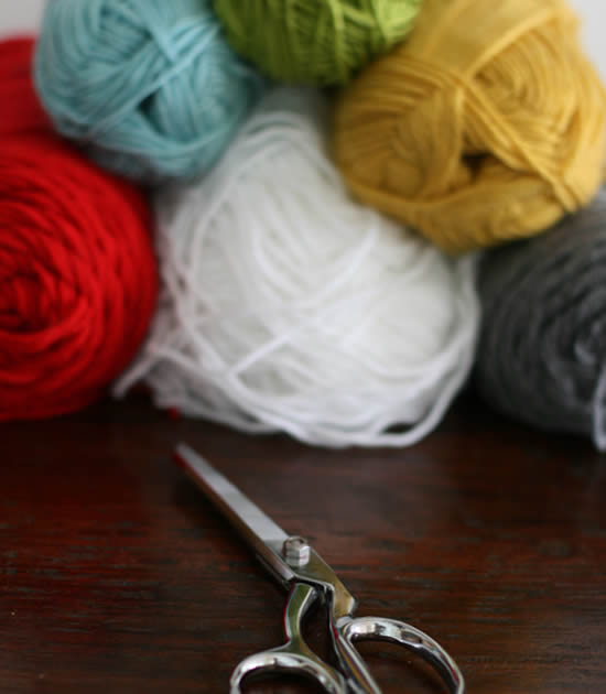 Madejas de lana de colores y tijeras