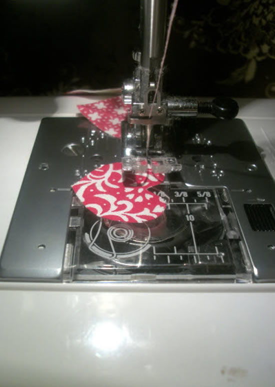 Máquina de coser para unir corazones