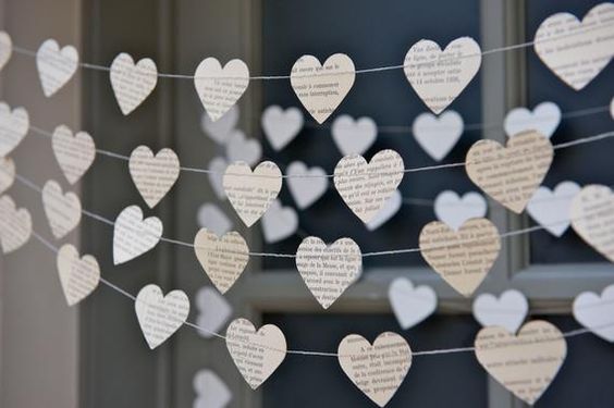 corazones con papel de libro