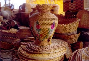Artesanía nororiental de cestas de paja.