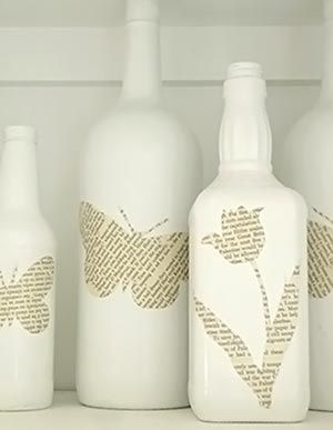 Artesanías en botella de vidrio blanco con periódico.