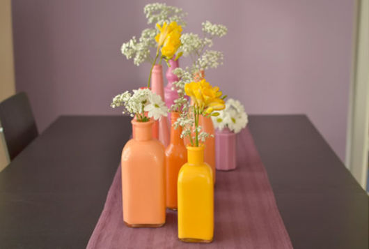 Artesanías de botellas de vidrio con tinta dentro de flores.