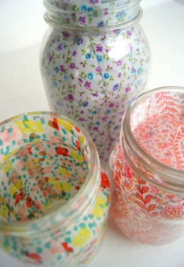 Artesanías de botellas de vidrio con tela en el interior.